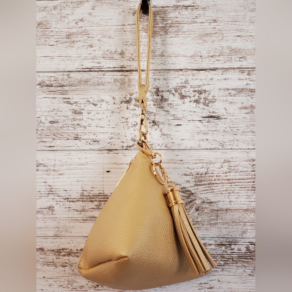 NWOT Pyramid-shaped Wristlet